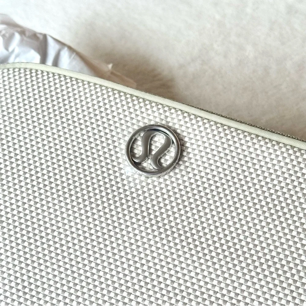 NWT Lululemon Crossbody Camera Bag *Canvas 2L – Movage Tan/Light Ivory/Raw Linen - Picture 5 of 16